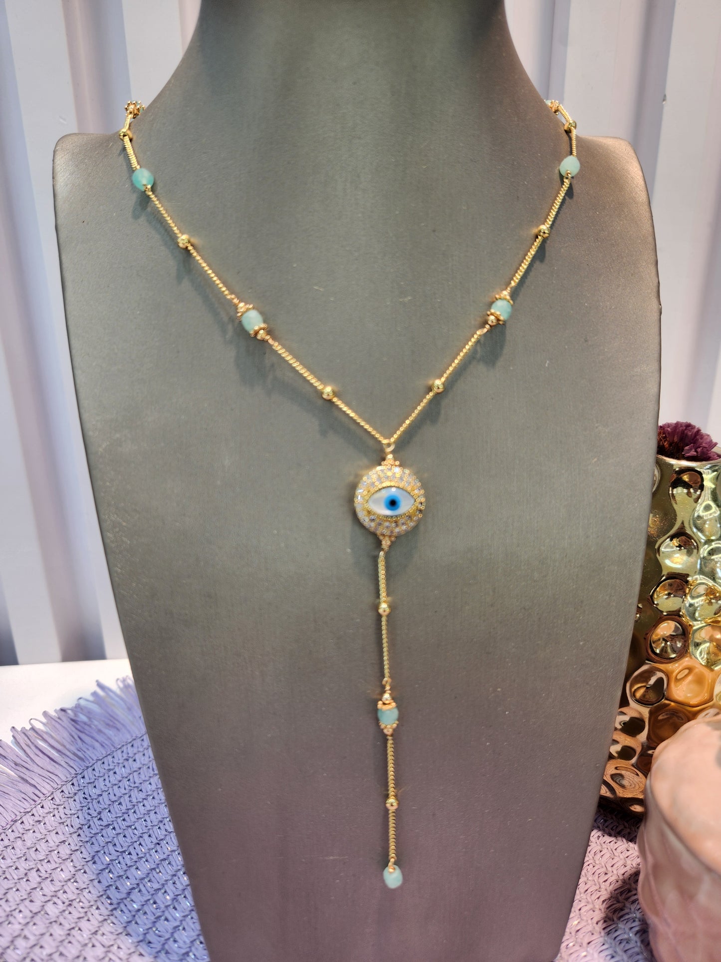 Collar en V ojo amazonita azul.