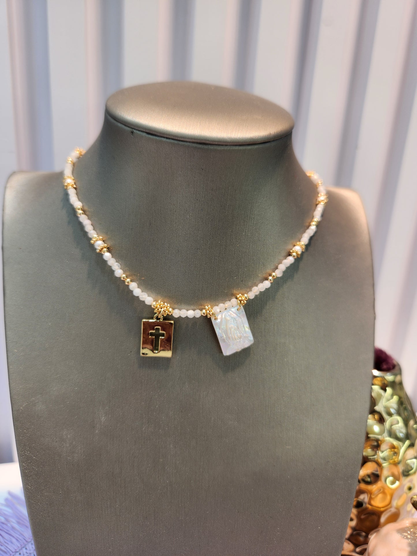 Choker piedra luna escapulario