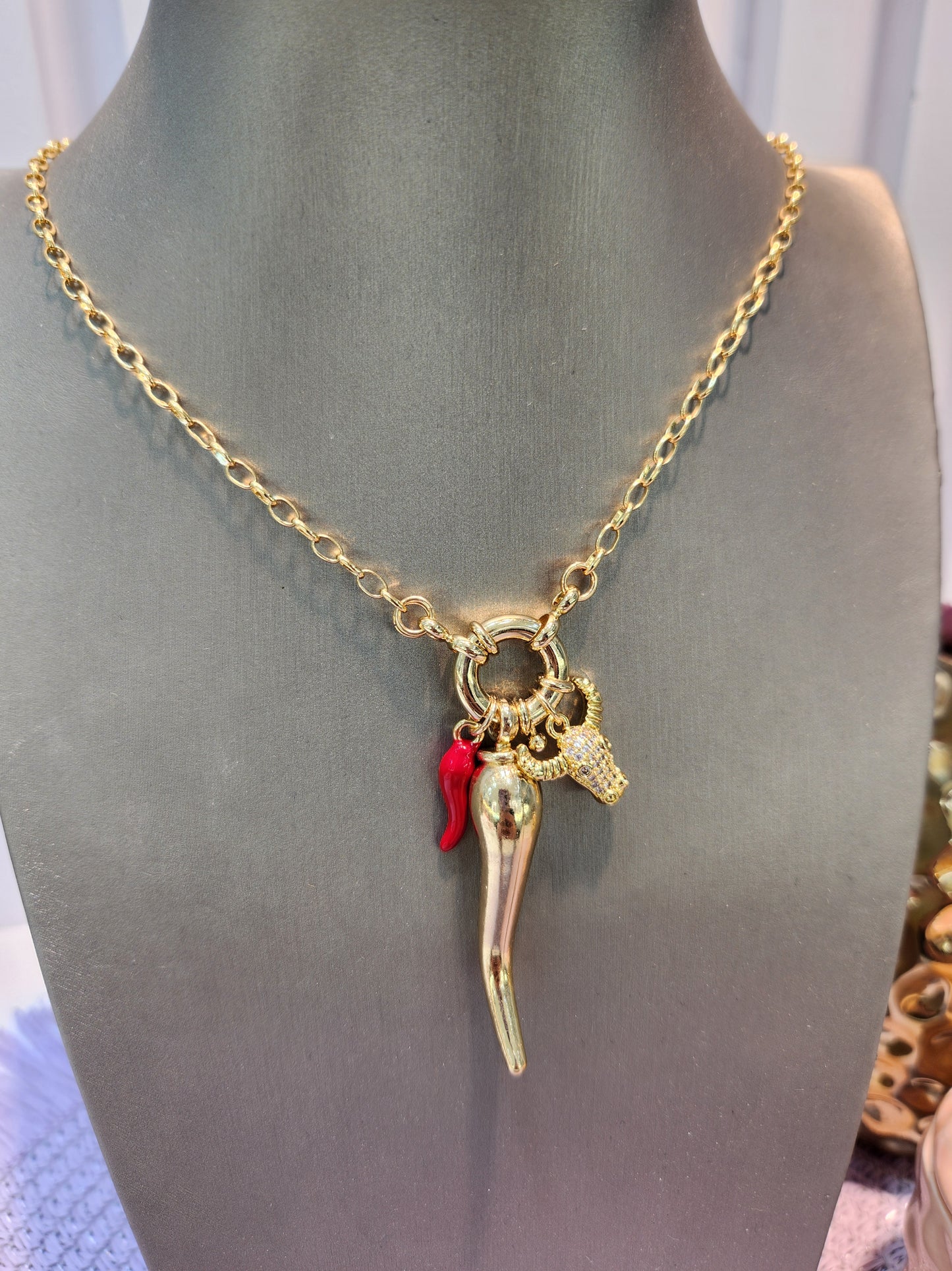 Collar cuerno dorado toro