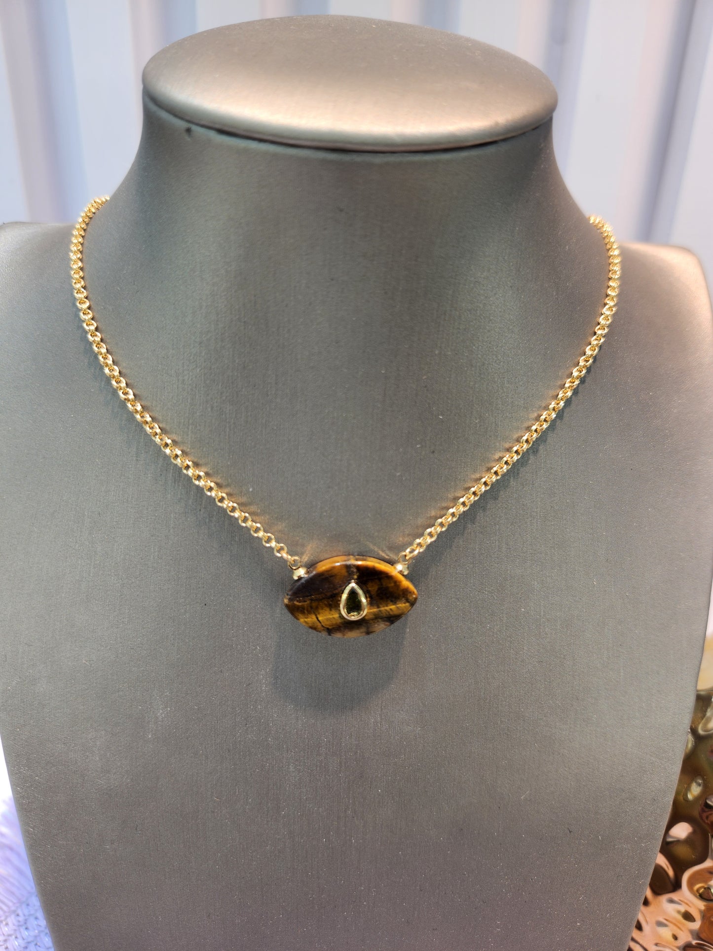 Collar oval piedra ojo de gato