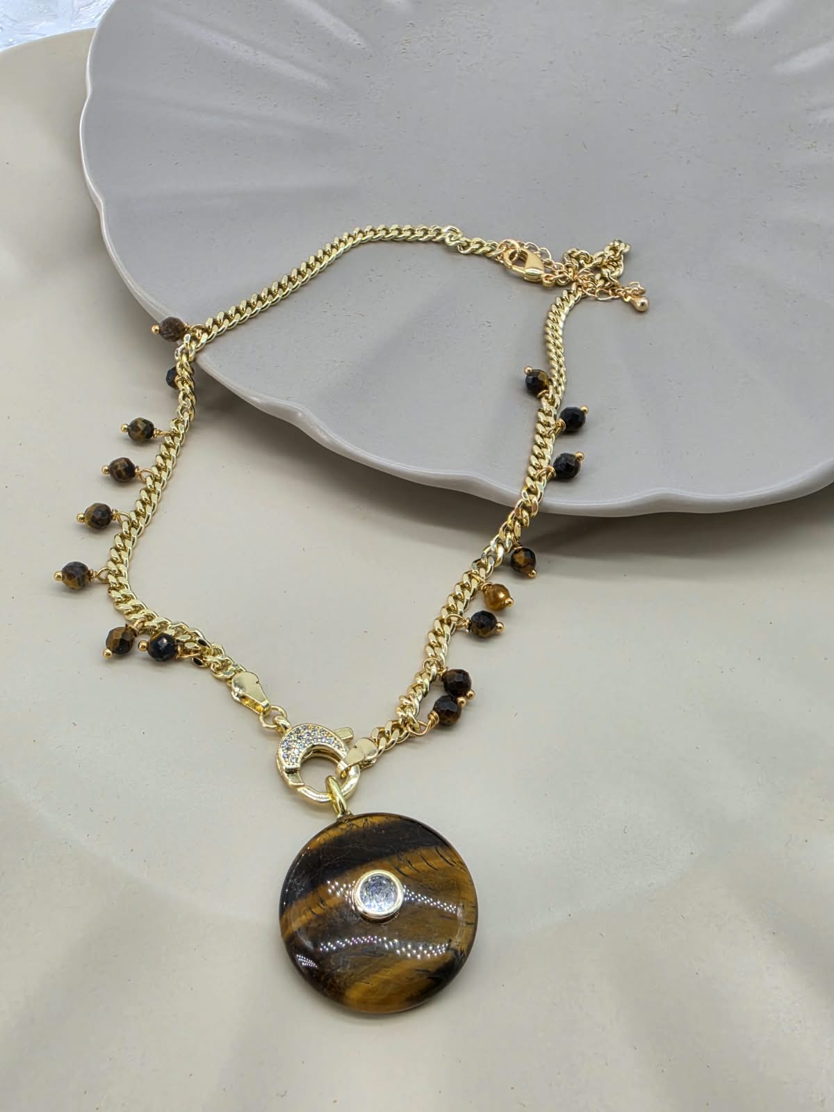 Collar dije piedra ojo de tigre.