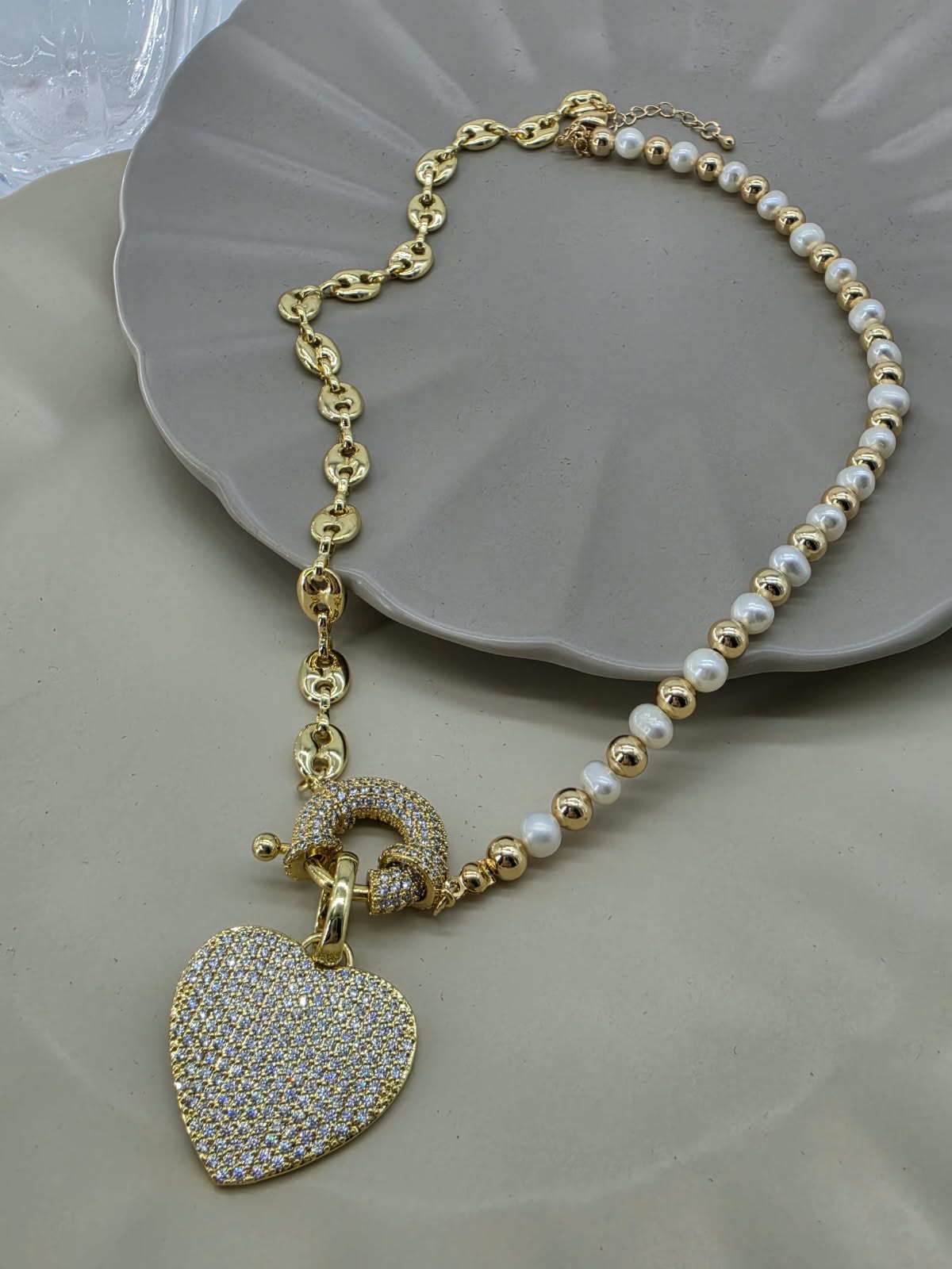 Collar dije corazón, mitad cadena botones y mitad perlas.