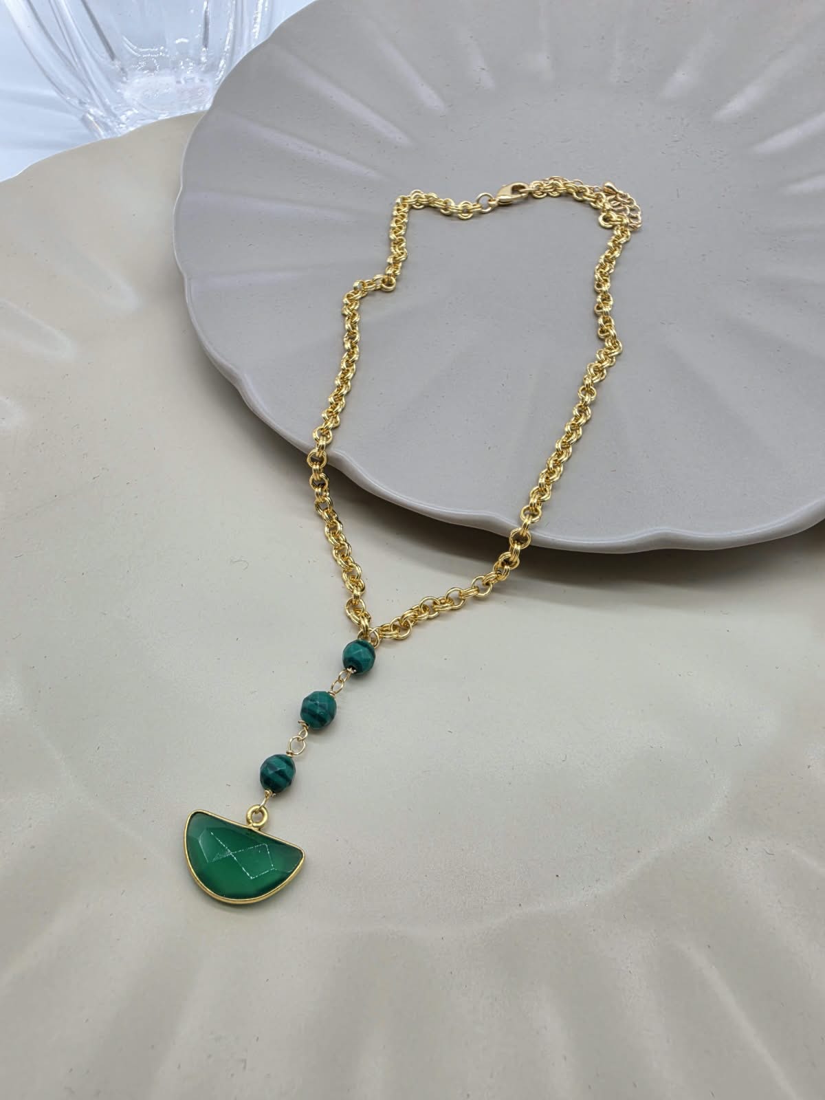 Collar corto malaquita verde.