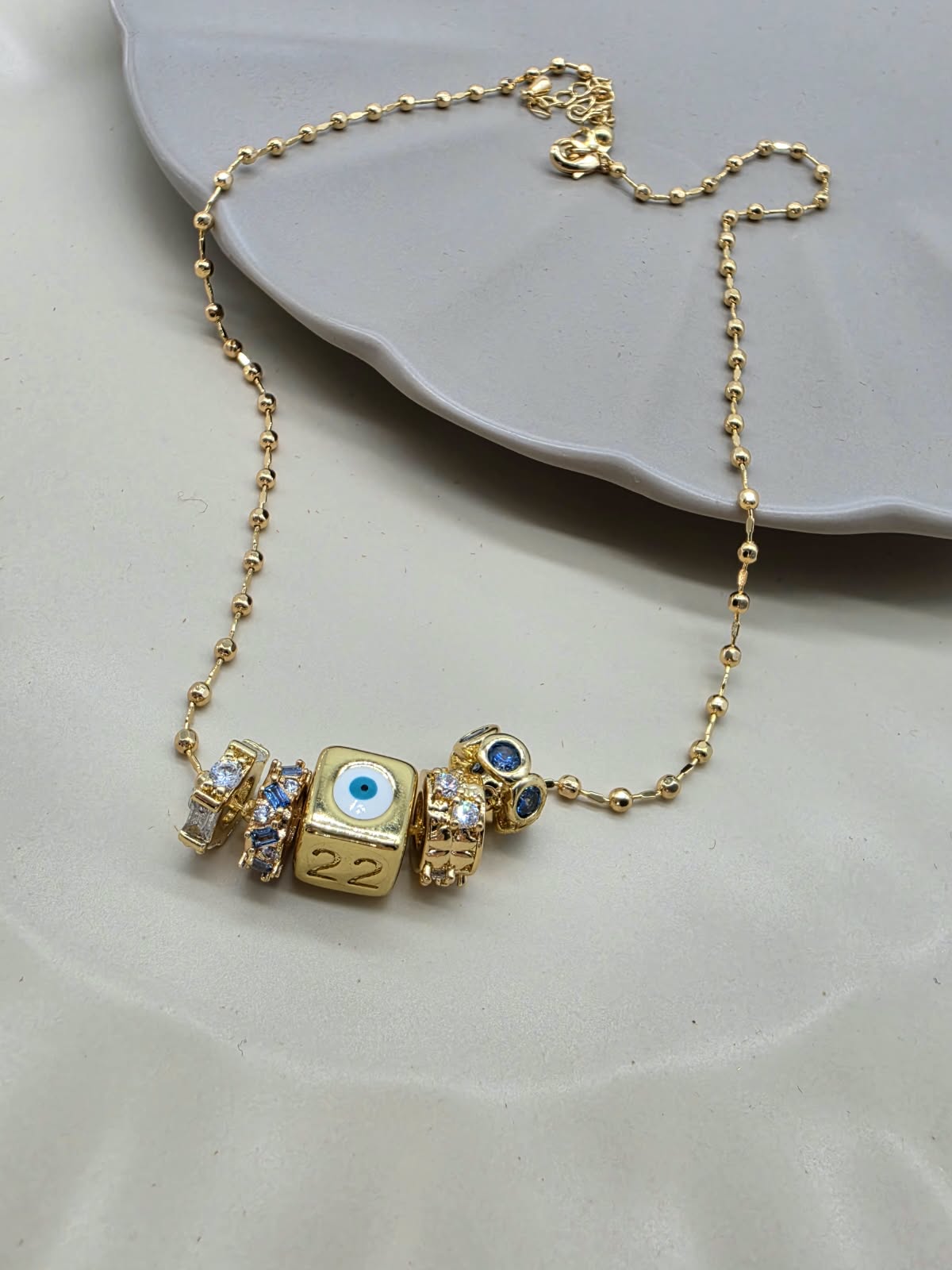 Collar rondeles cubo azul.