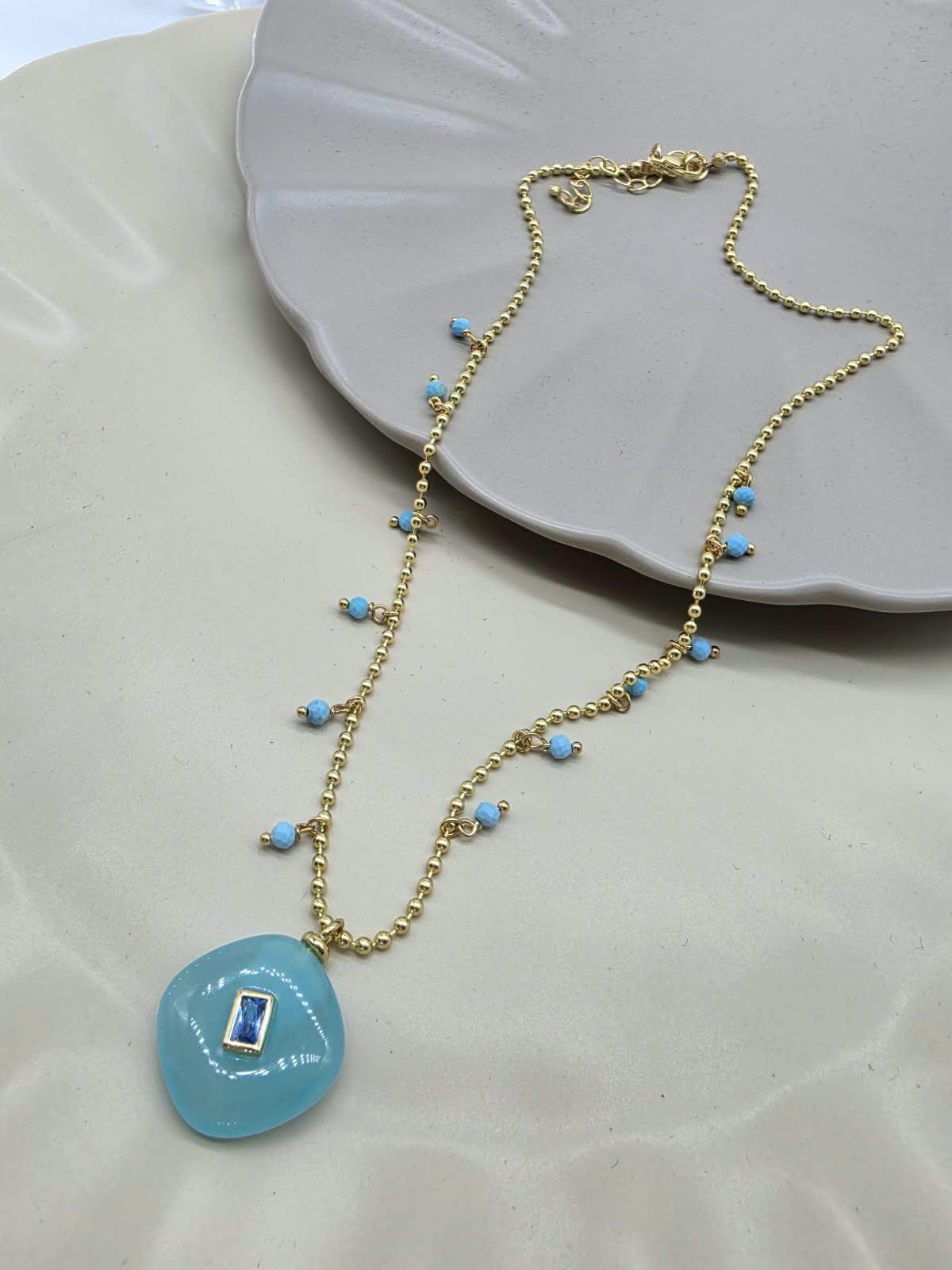 Collar bolitas turquesa jade azul.