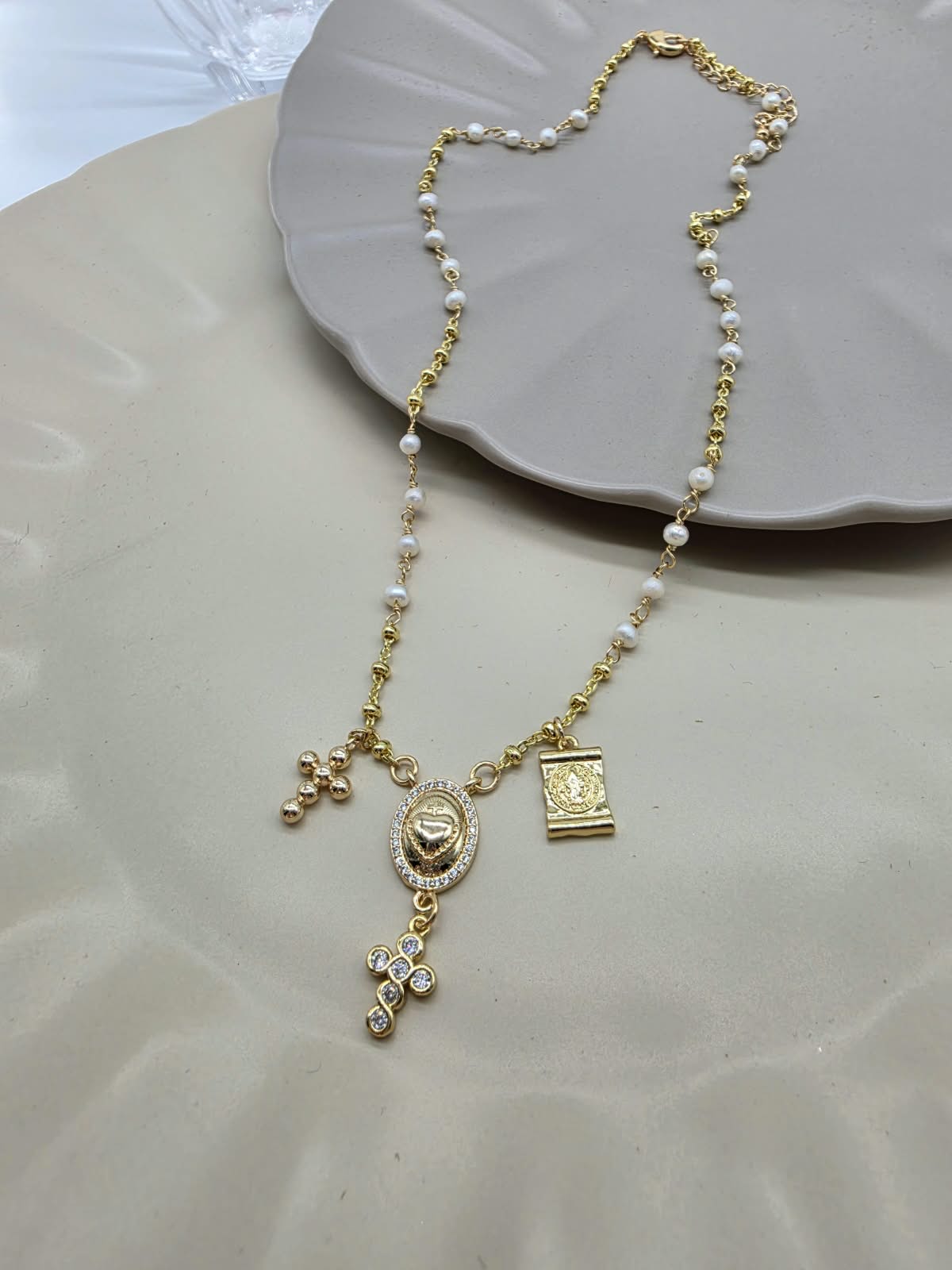 Collar engarzado medalla sagrado corazón cruz zirconia