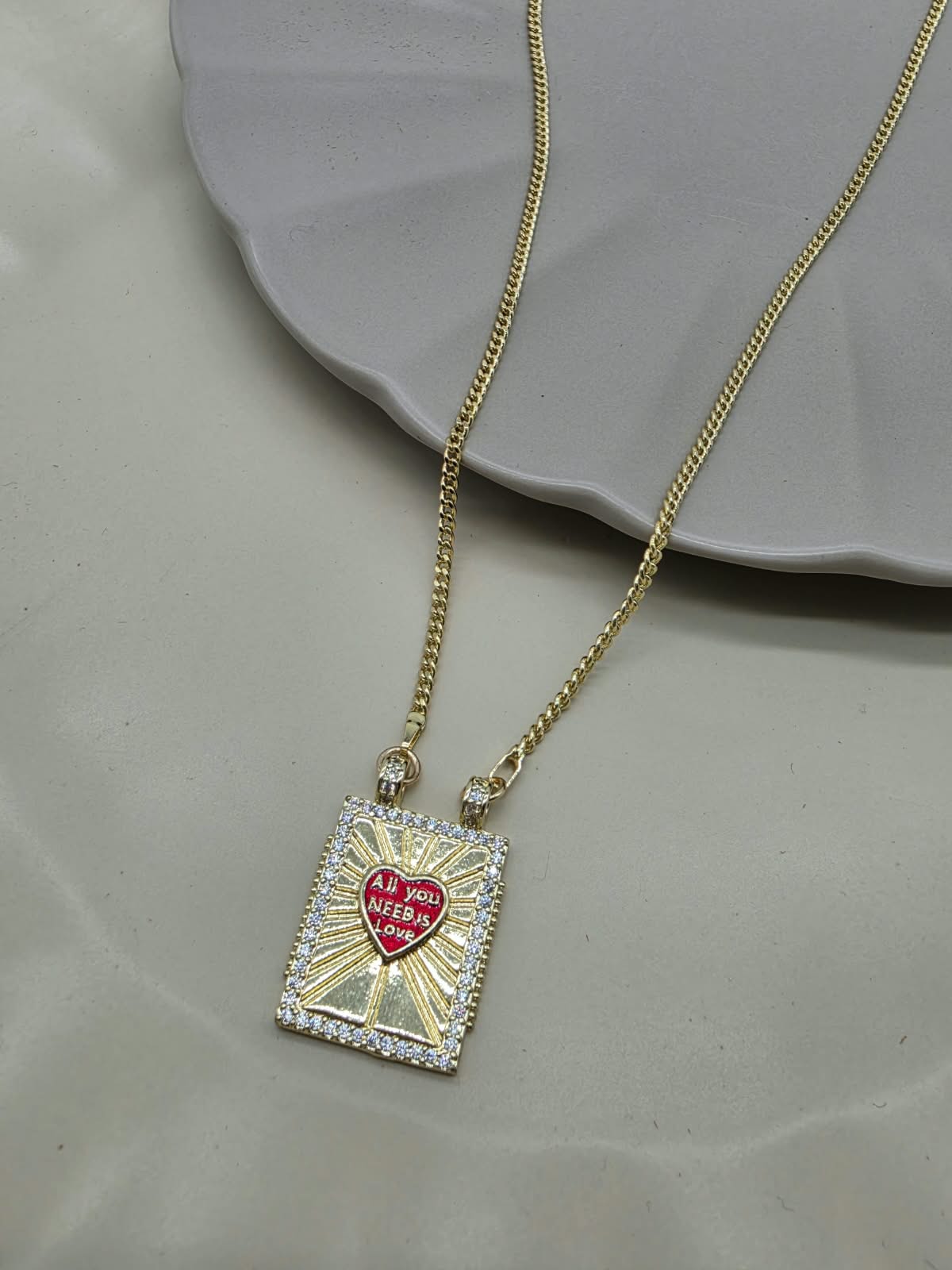 Collar escapulario corazón rojo.