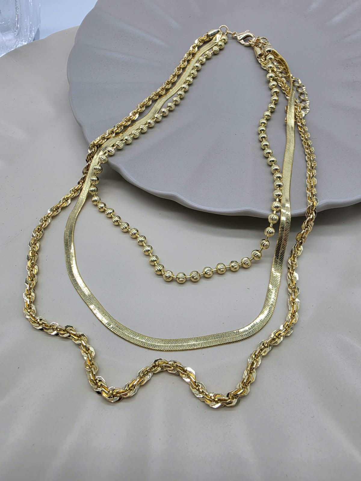 Collar trío cadena planchada.