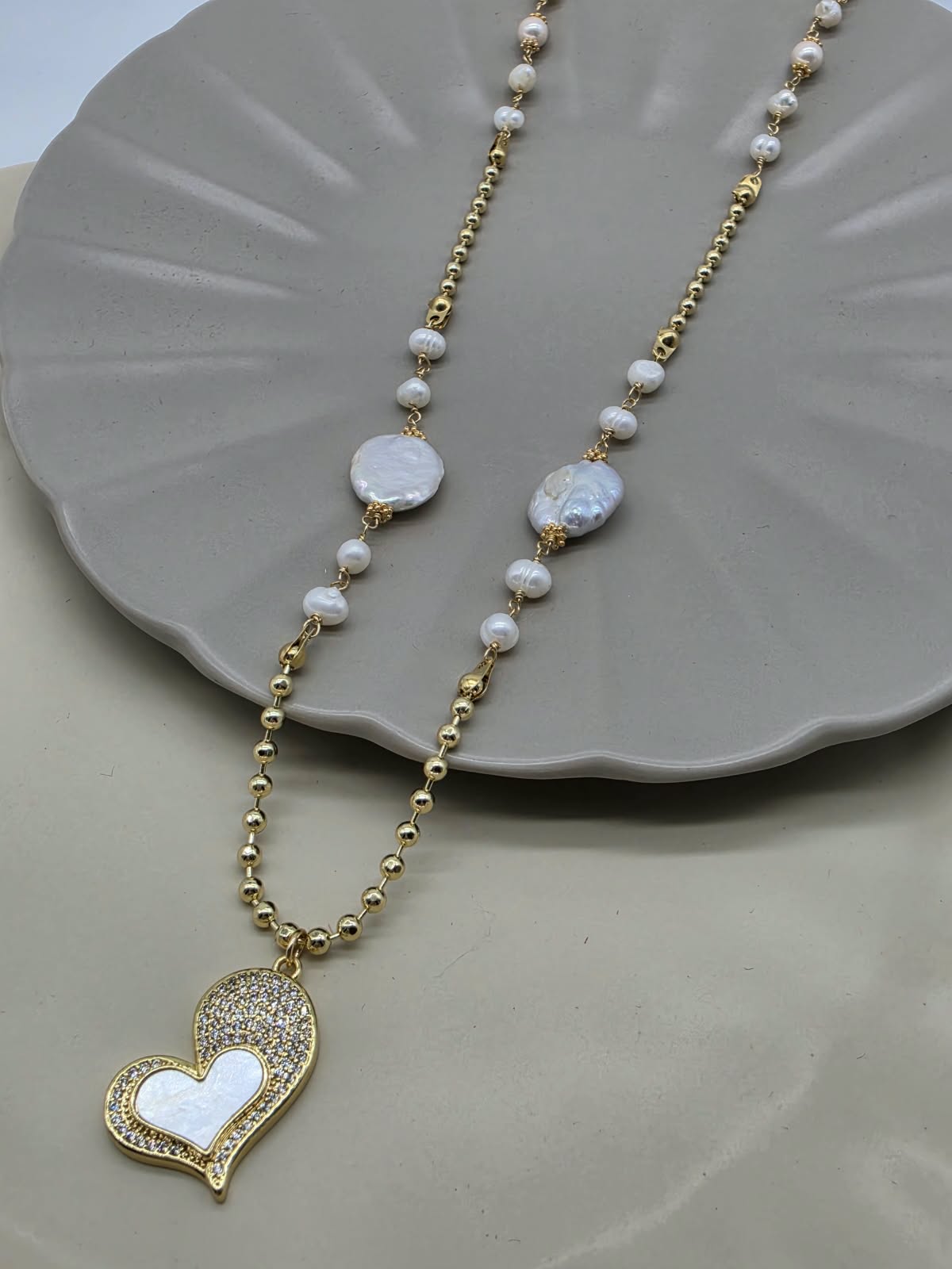 COLLAR PERLAS MONEDA DIJE CORAZON ZIRCONIA MADRE PERLA