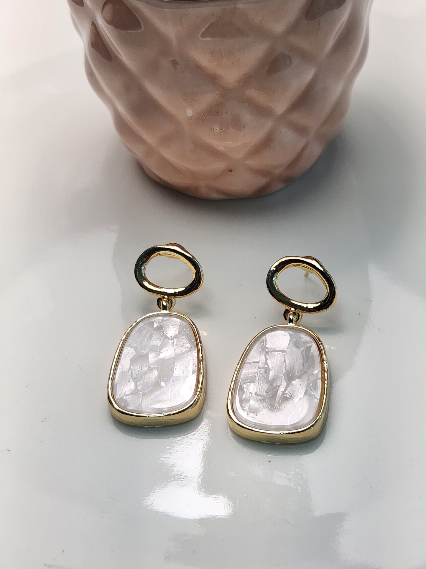 Arete doble circulo liso y cuadro madre perla.
