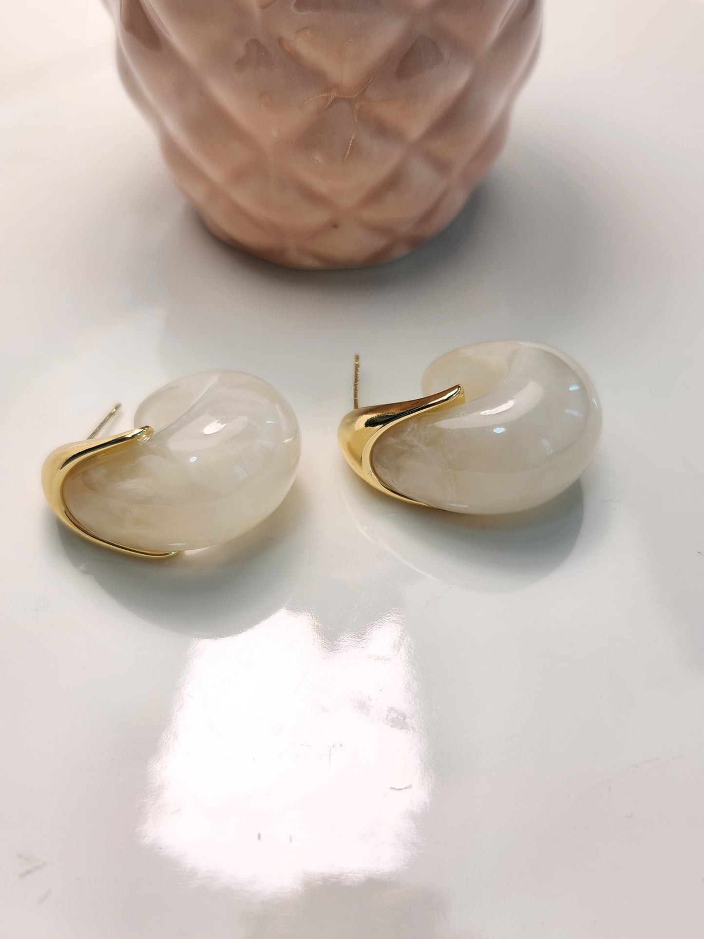 Arete gota acrilico blanco.