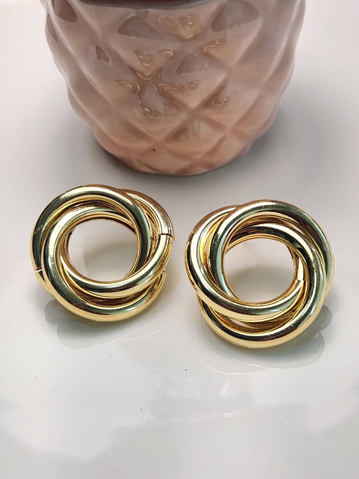 Arete nudo liso.