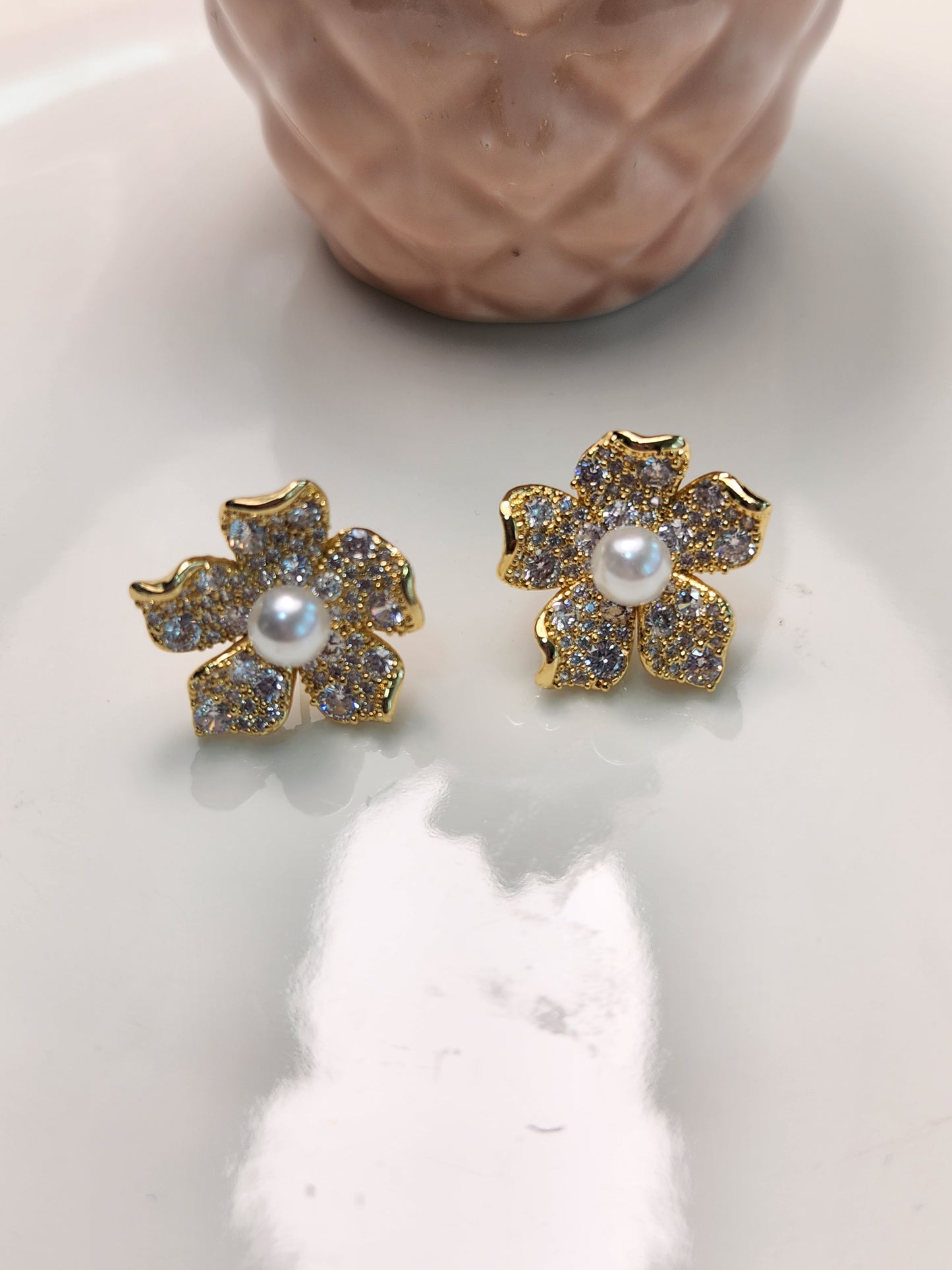 Arete flor zirconia perla centro.