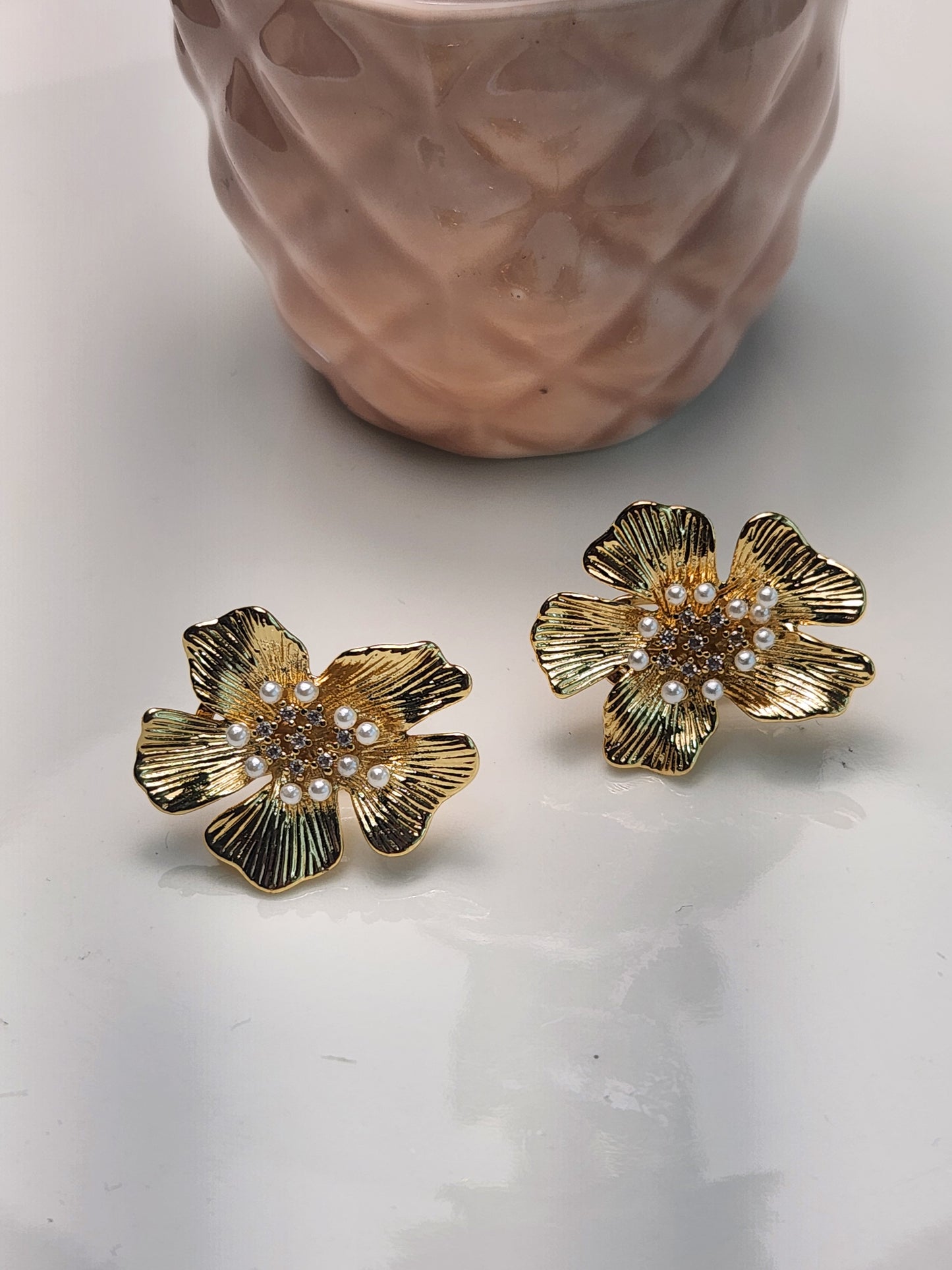 Arete flor centro perlas.