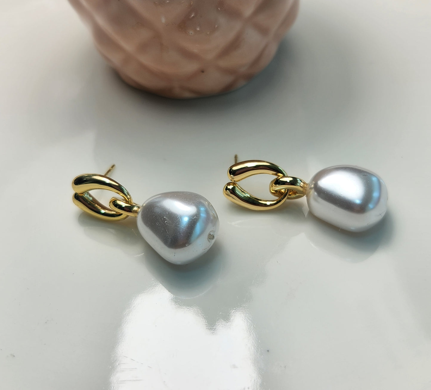 Arete perla sintetica colgante