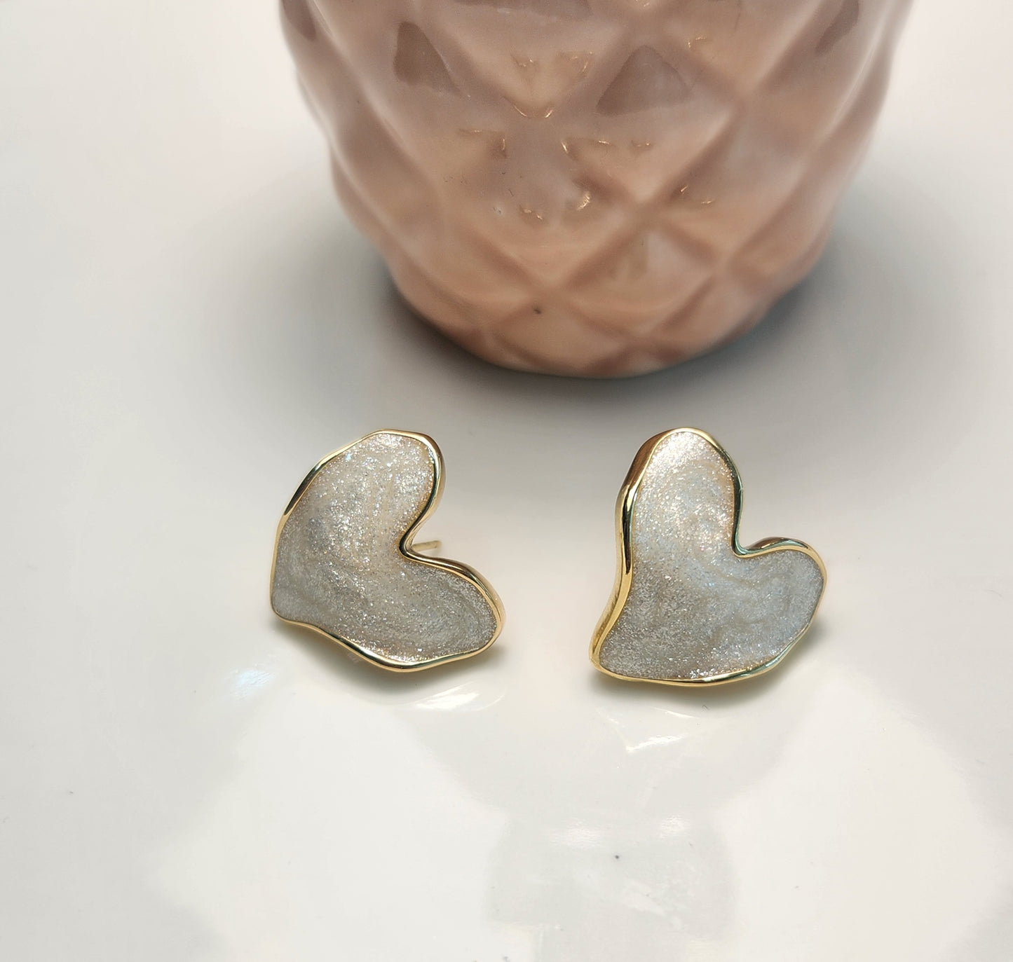 Arete corazon blanco esmaltado.