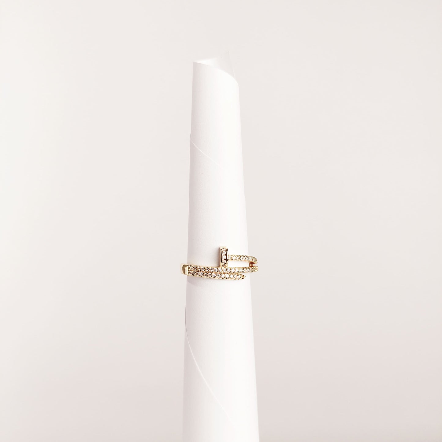 ANILLO AJUSTABLE CLAVO ZIRCONIAS EN CHAPA DE ORO
