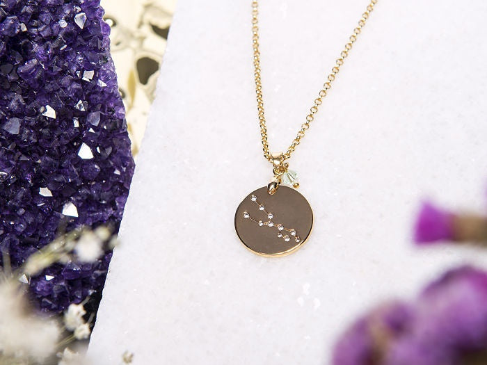 TAURO, MEDALLA CONSTELACIÓN CON CADENA EN CHAPA DE ORO 14K, CRISTAL DE SWAROVSKI COLOR VERDE.