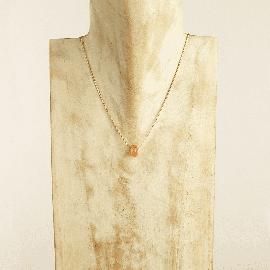 Collar con piedra en color ambar