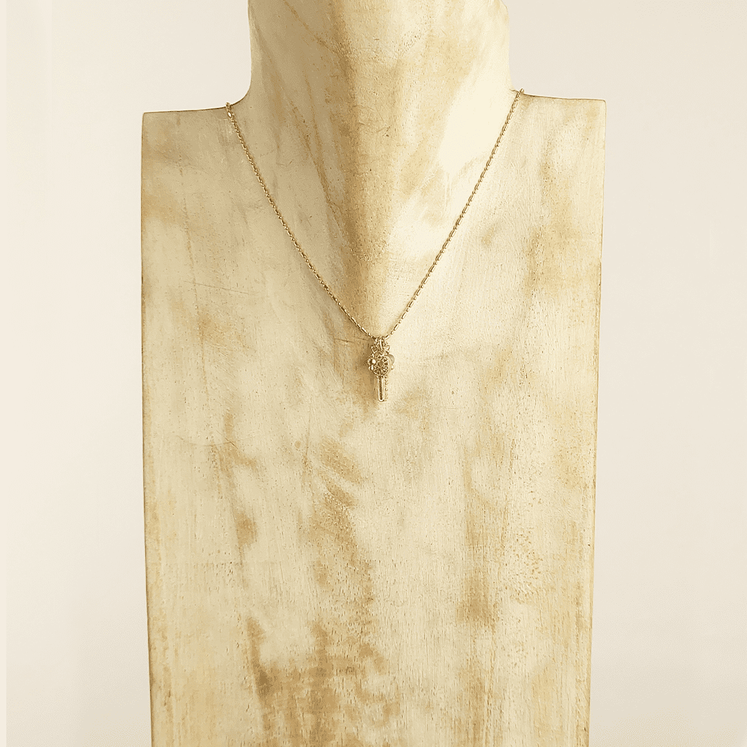 Collar con dije de llave