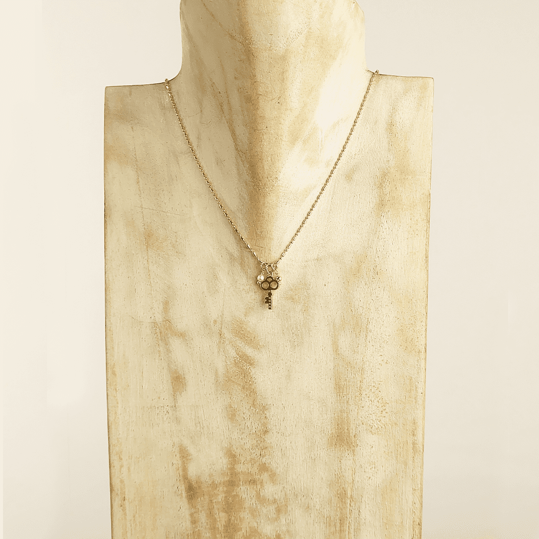 Collar con dije de llave