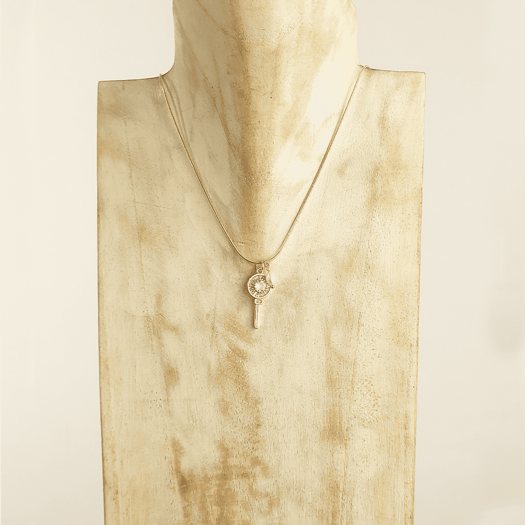 Collar con dije de llave