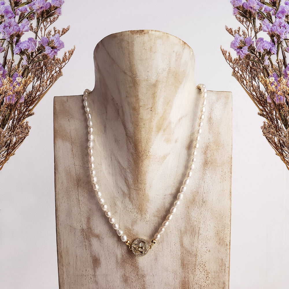 CHOKER PERLAS DIJE OM MADRE PERLA Y ZIRCONIAS EN CHAPA DE ORO
