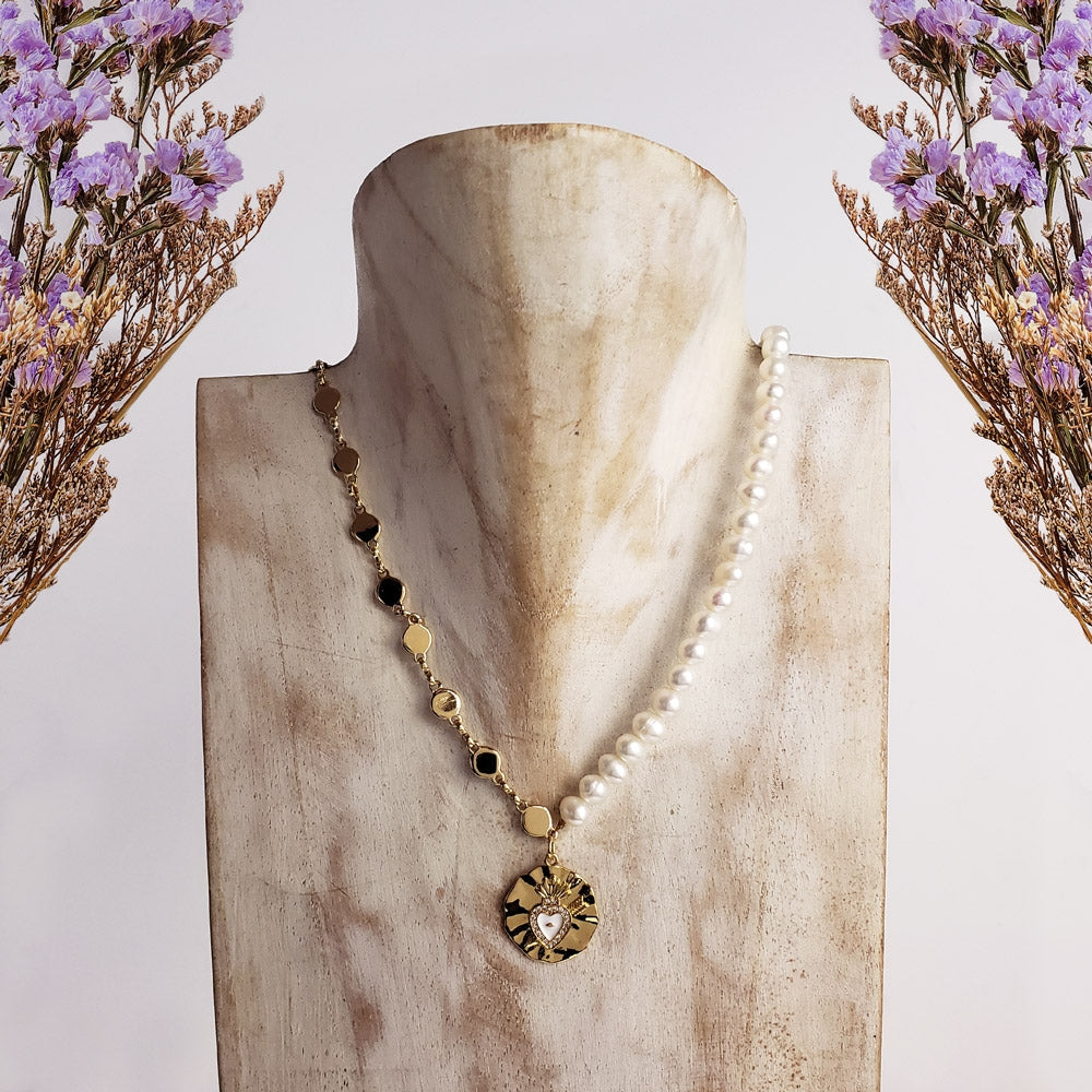 COLLAR MITAD PERLAS MITAD CADENA CIRUCLOS, DIJE CIRCULO CORAZON FLECHA ESMALTADO CON ZIRCONIAS EN CHAPA DE ORO