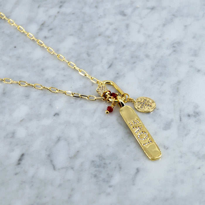 COLLAR 45CM, BROCHE DIJE PLACA LOVE CON DIJES COLGANTES EN CHPA DE ORO