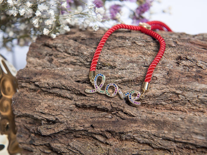PULSO CORDON SEDA, AJUSTABLE COLOR ROJO LETRERO LOVE MANUSCRITO CON ZRICONIA COLORES EN CHAPA DE ORO 14K