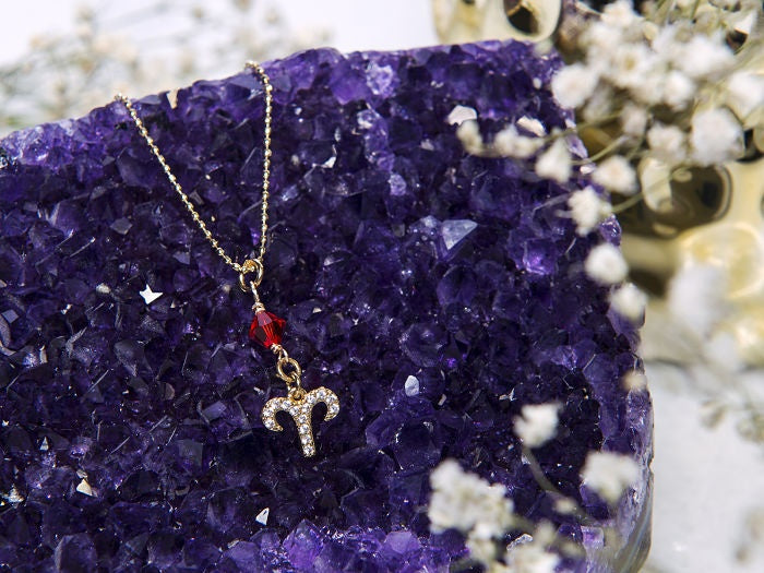 SIGNO ARIES CON CRISTAL SWAROVSKI ROJO Y CADENA 40CM, EN CHAPA DE ORO DE 14 KILATES.