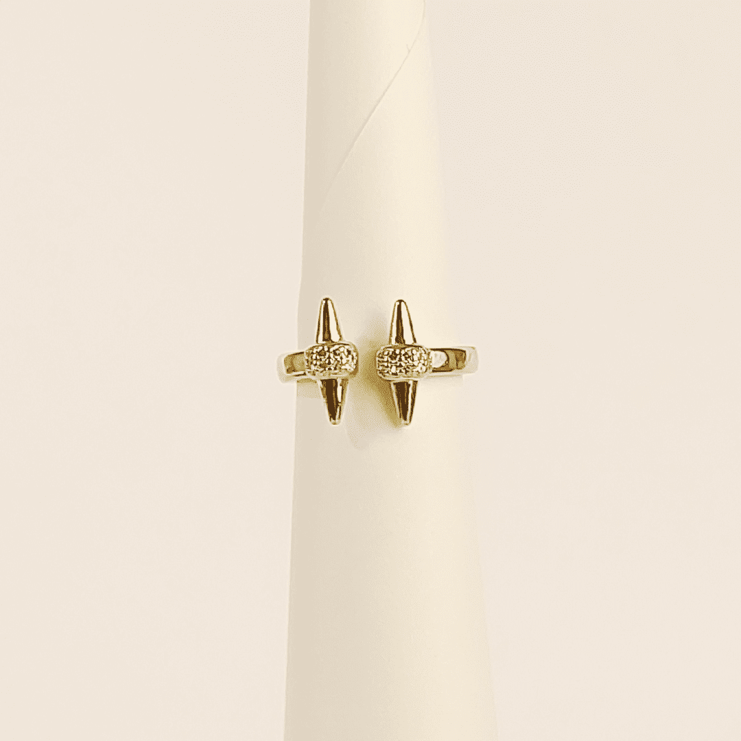 Anillo dorado con formas de clavos