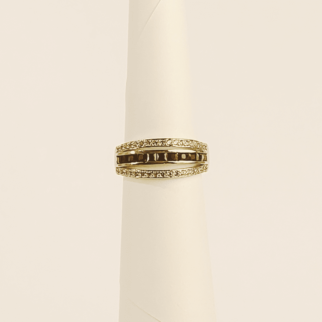 Anillo dorado con incrustraciones en negro