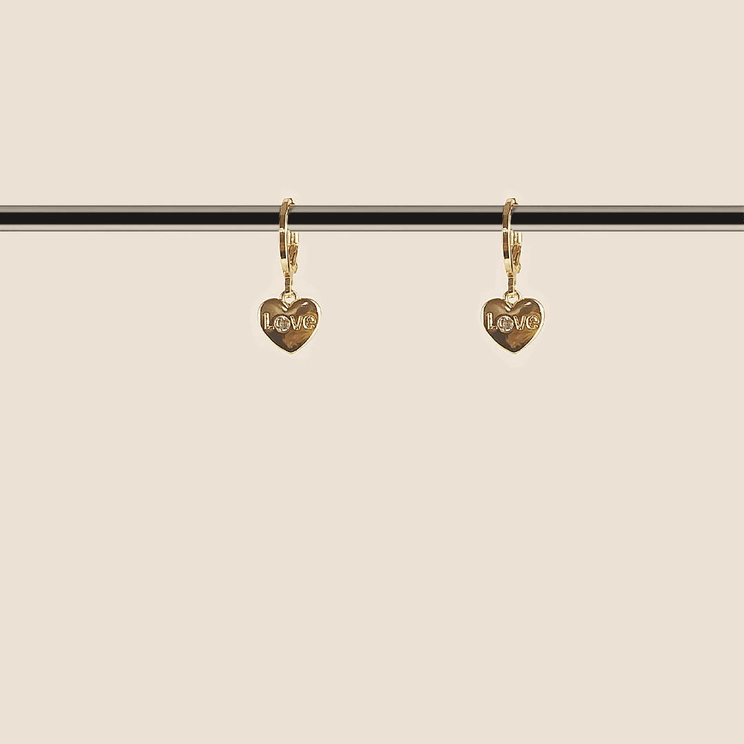 Aretes corazón, love en chapa de oro