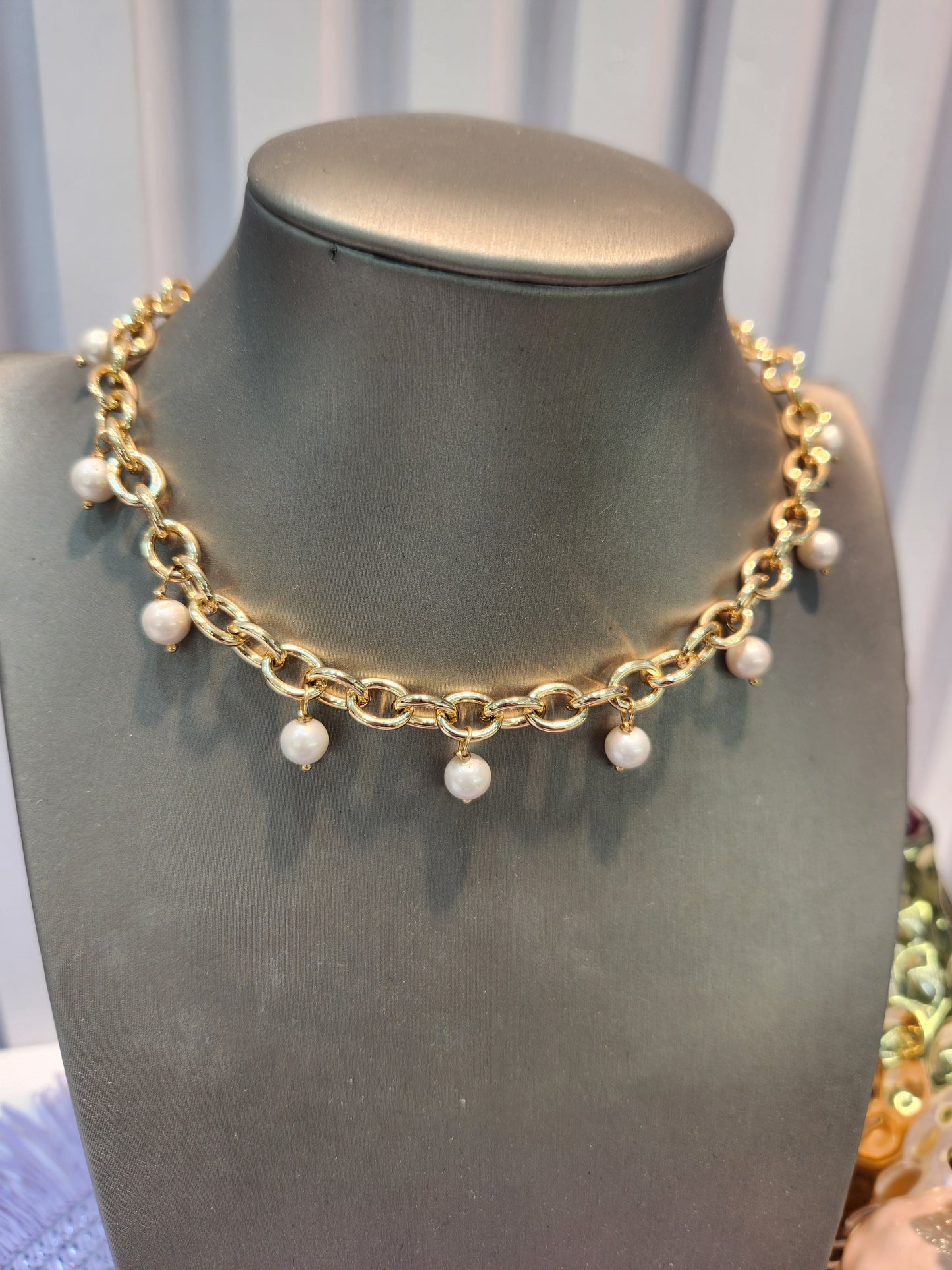 Choker perlas colgantes.