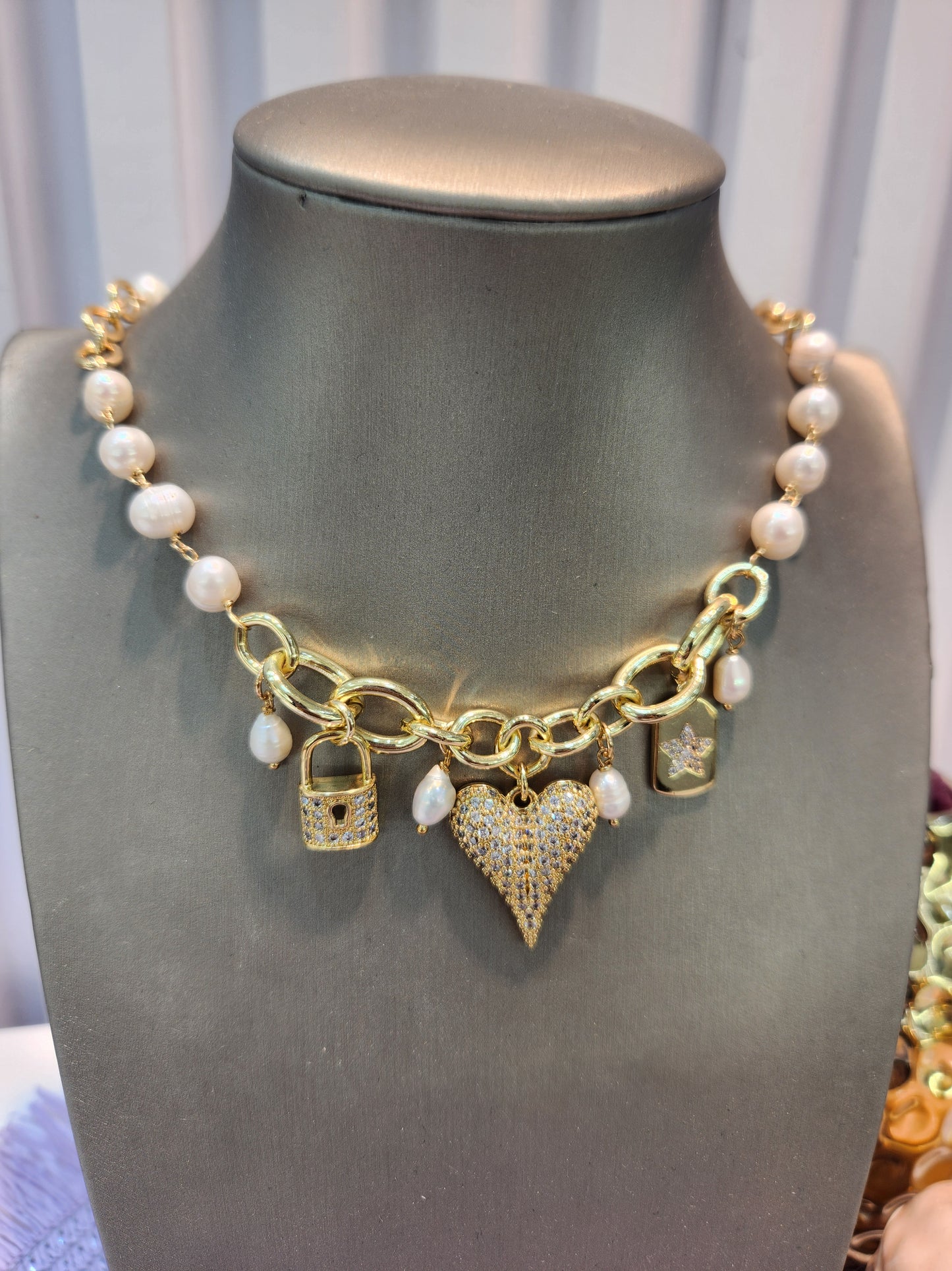 Collar perlas cadena corazon zirconia.