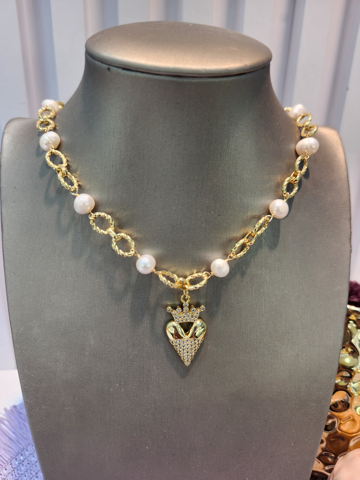 Choker cadena y perla dije corazon con corona zirconia.