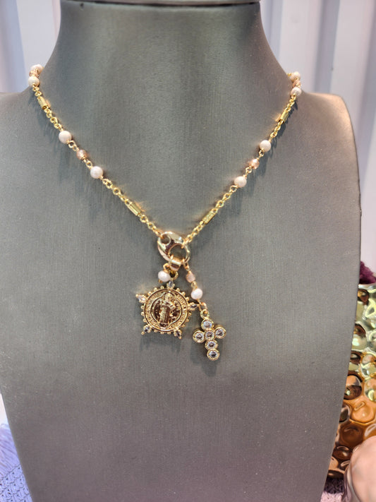 Collar perlas corto broche medalla y cruz