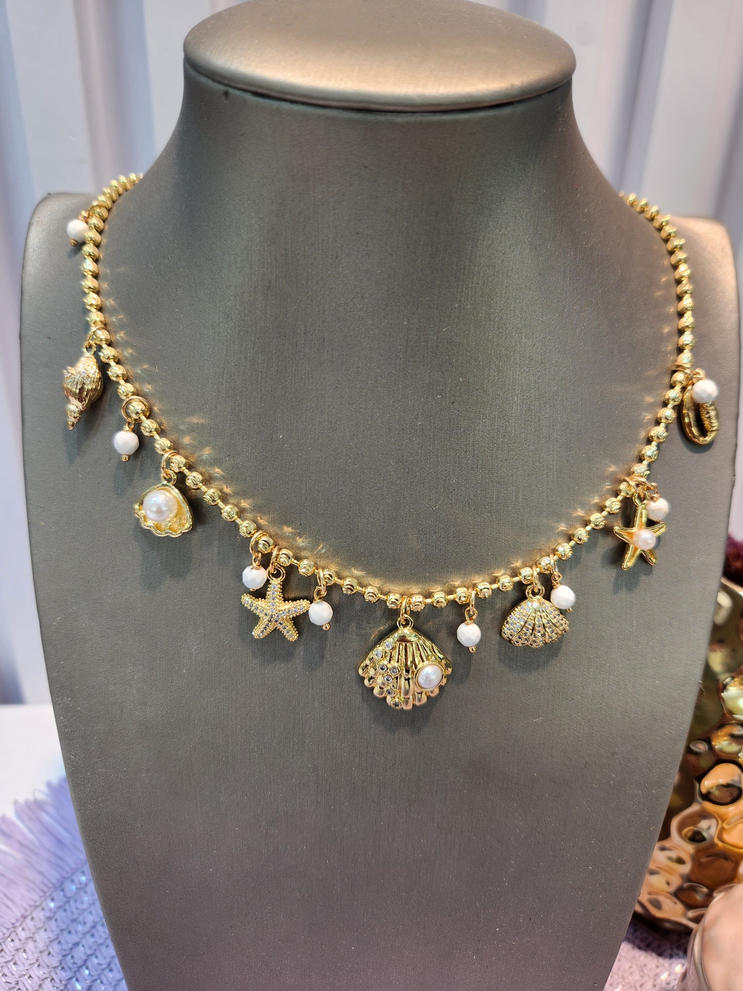 Collar bolas dijes conchas howlita piedras