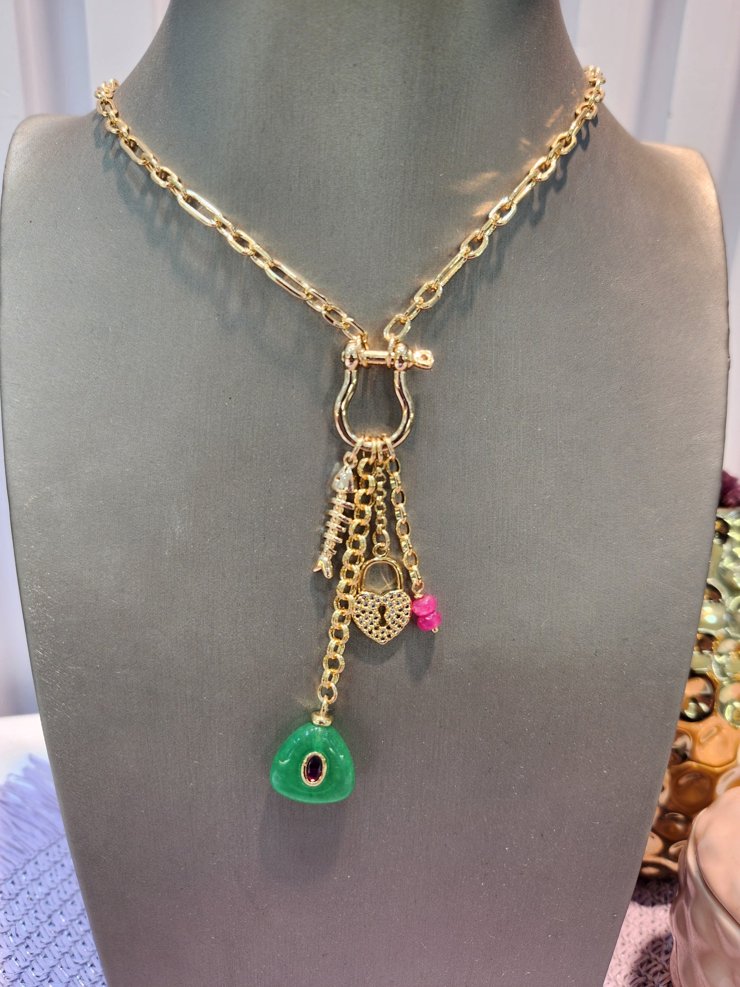 Collar herradura piedra verde dijes zirconia