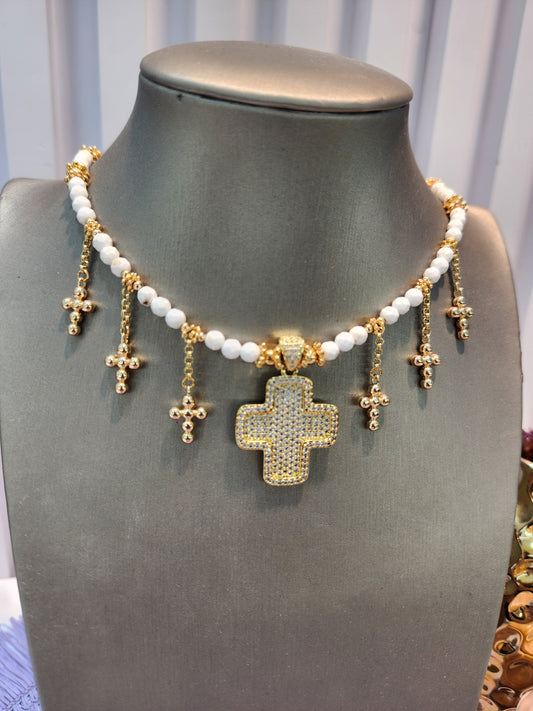 Choker piedra blanca howlita dijes cruces