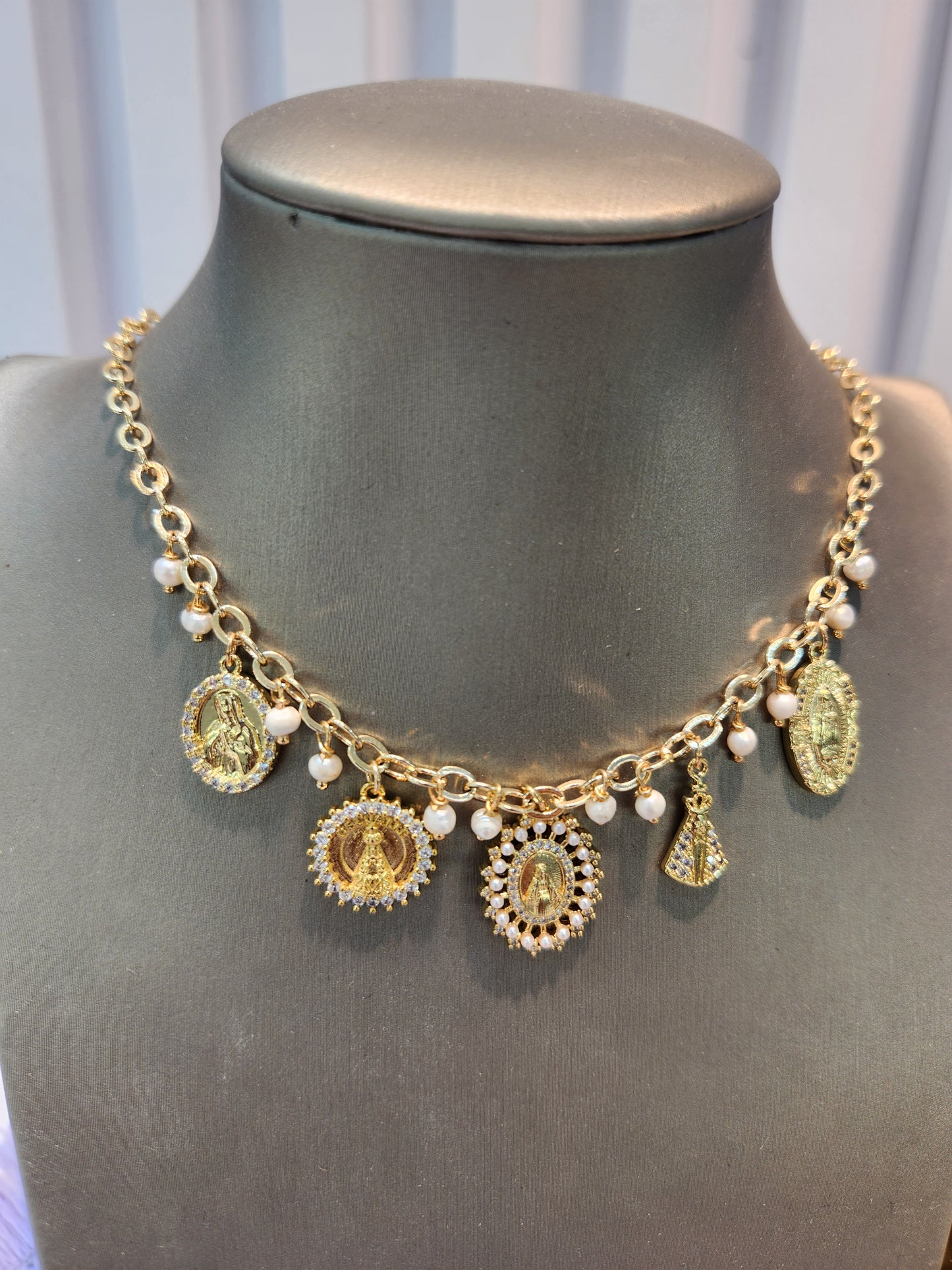 Choker dijes virgen y perlas.
