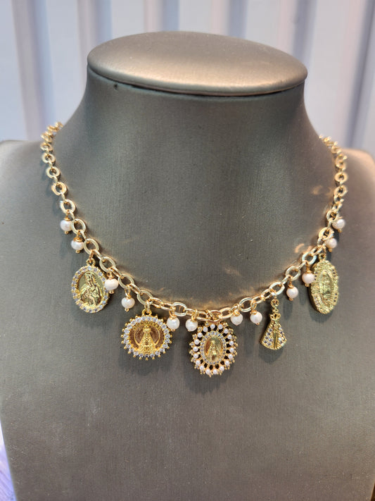 Choker dijes virgen y perlas.
