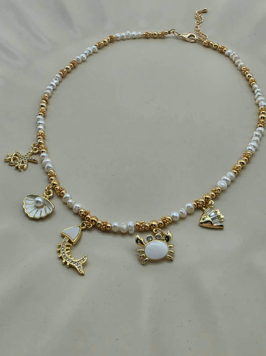 Collar multi dijes playa, con perlas naturales.