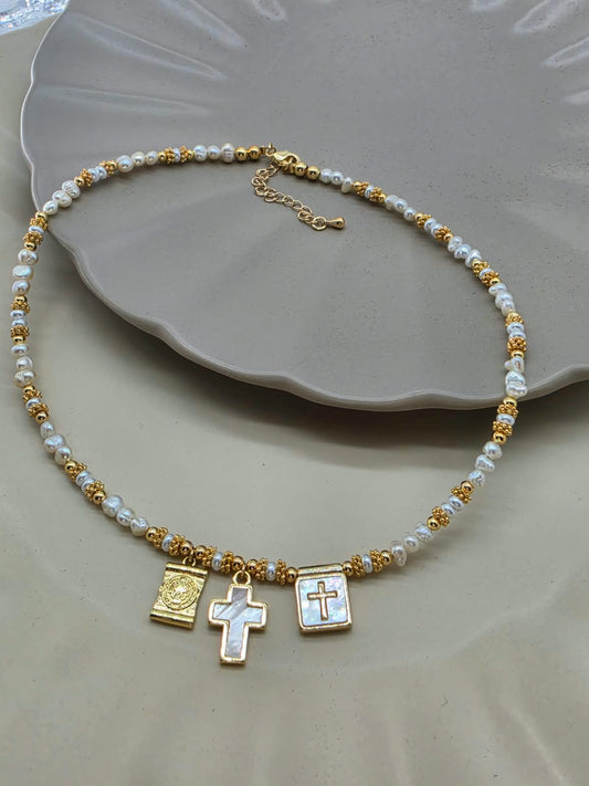 Collar dijes religiosos con madre perla.