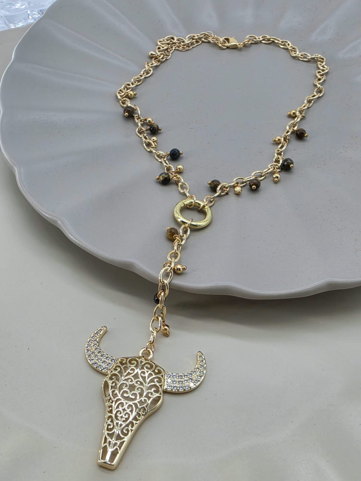 Collar cabeza toro, con piedra ojo de tigre.