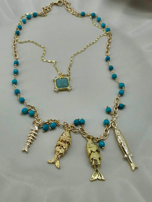 Collar doble azul, con multi dijes pez.