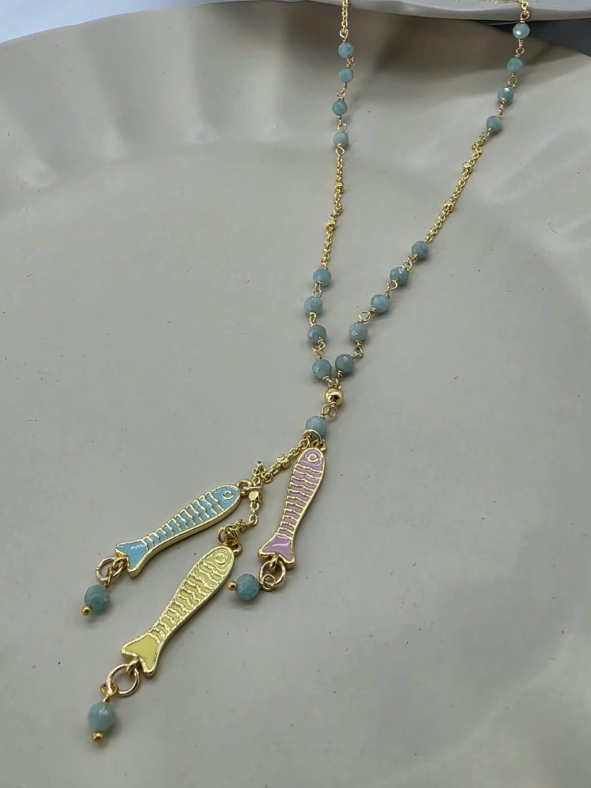 Collar en V piedra amazonita peces pastel.