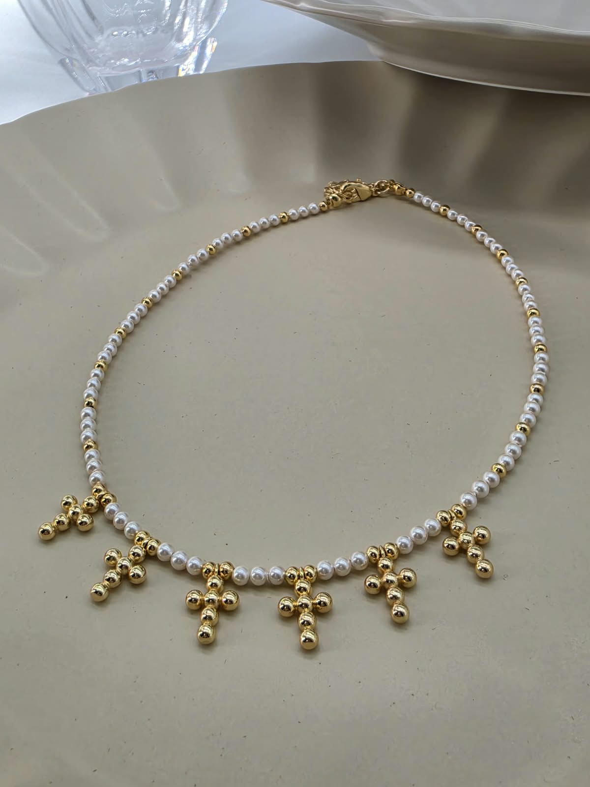 Choker perla natural, con multi dijes cruz.