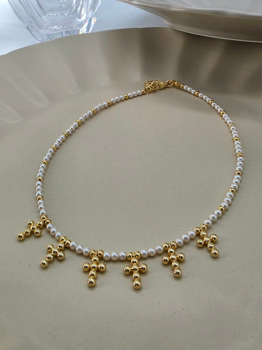 Choker perla natural, con multi dijes cruz.